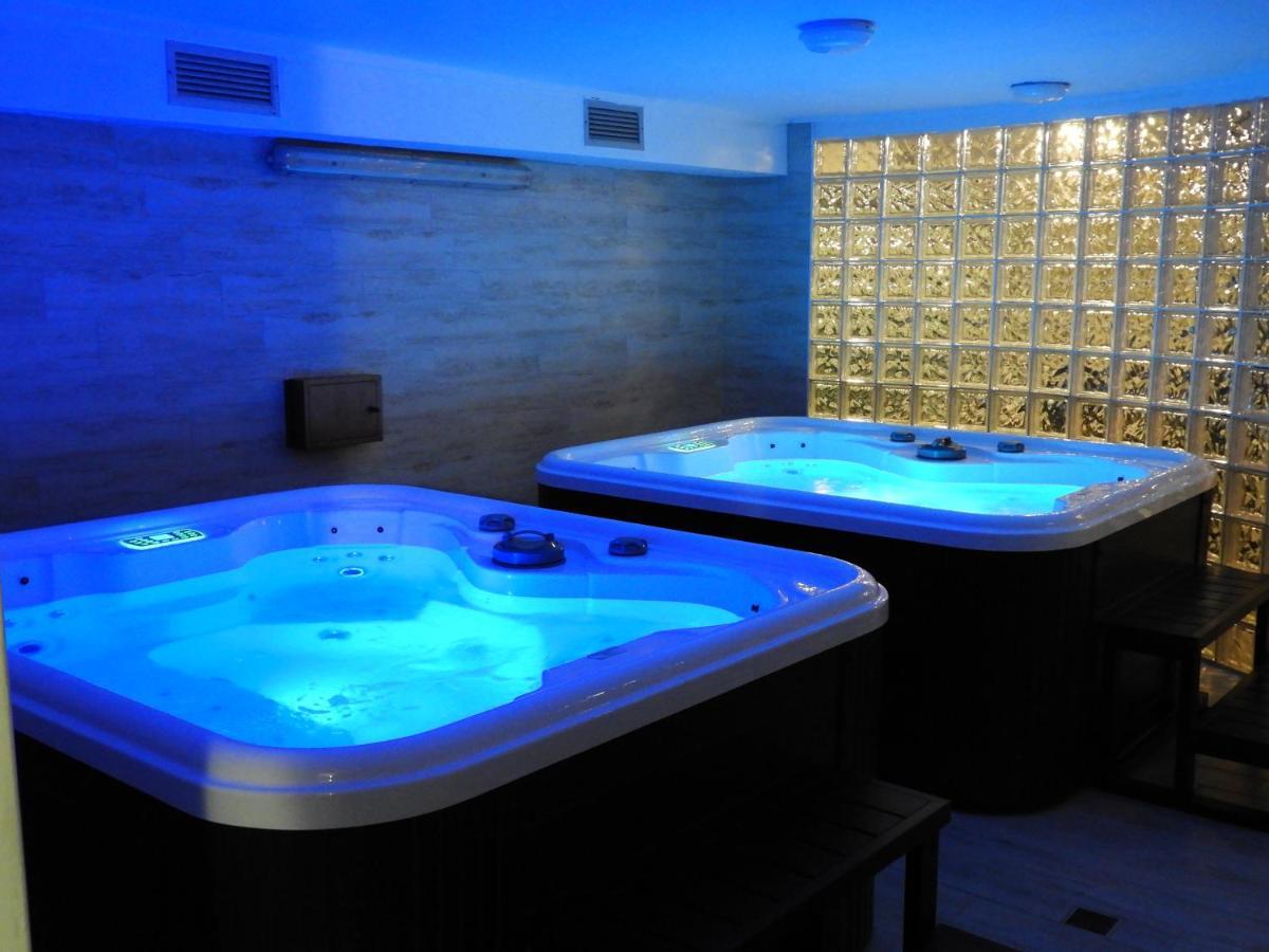 Cervinia Due Aparthotel เบรยล์-แชร์วิเนีย ภายนอก รูปภาพ